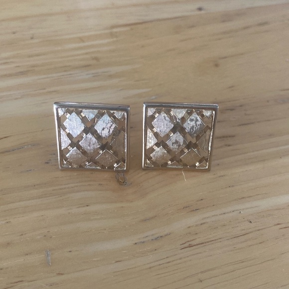 Gold Tone Swank Square Grid Patch Design Cufflinks - Picture 4 of 6